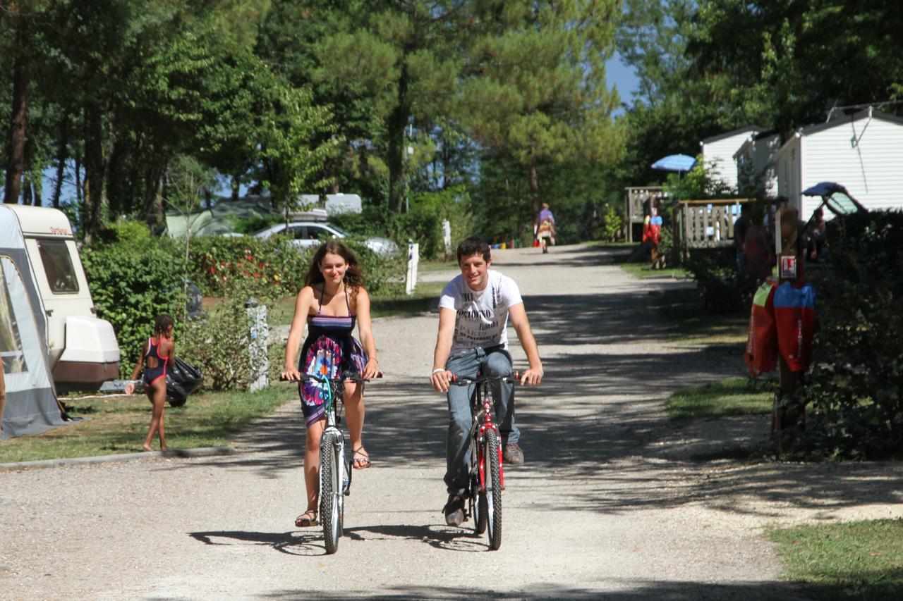 Camping Le Pressoir Petit-Palais-et-Cornemps Εξωτερικό φωτογραφία